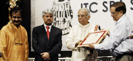 Lalgudi Jayaraman being honoured.